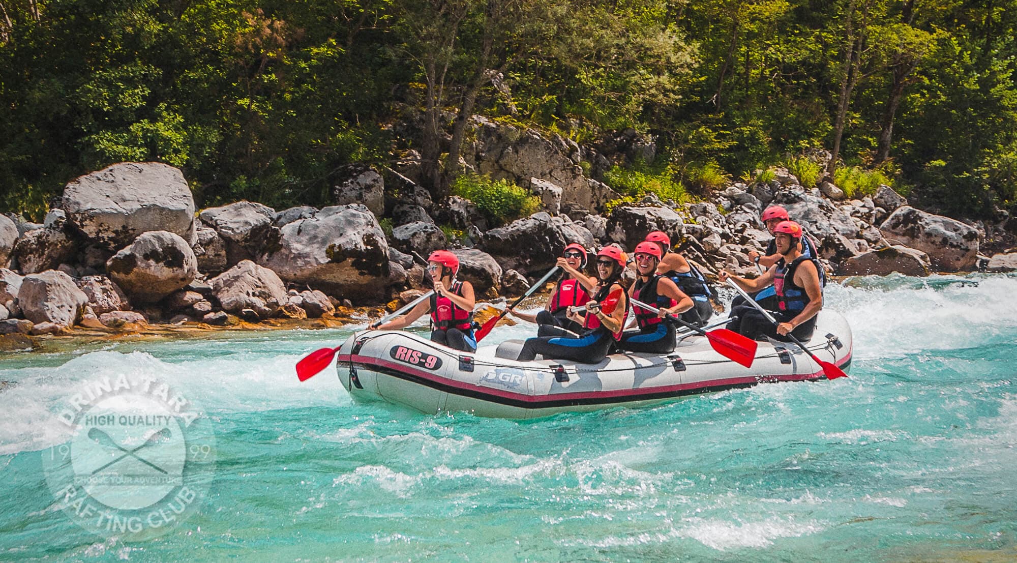 Rafting Tarom, bijeli camac sa veselim rafterima na tirkizno kristalno cistoj Tari veselo uzivaju u raftingu
