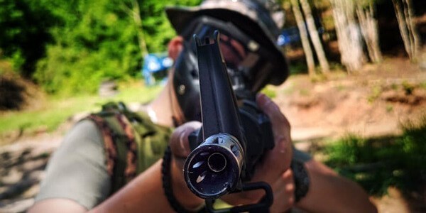 AirSoft puska nisani direktno u posmatraca iz ekrana